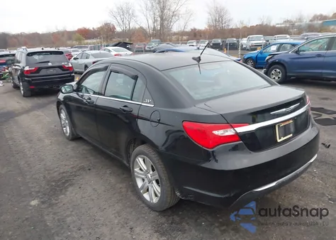 2013 Chrysler 200 Lx z USA, uszkodzony, nr VIN 1C3CCBAB0DN765271